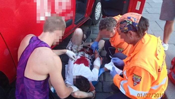 Muž v Praze vystrčil za jízdy ruku z auta, přerazil si ji o kamion 
