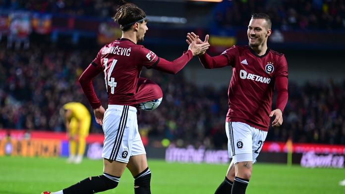 Fotbalisté Sparty slaví gól