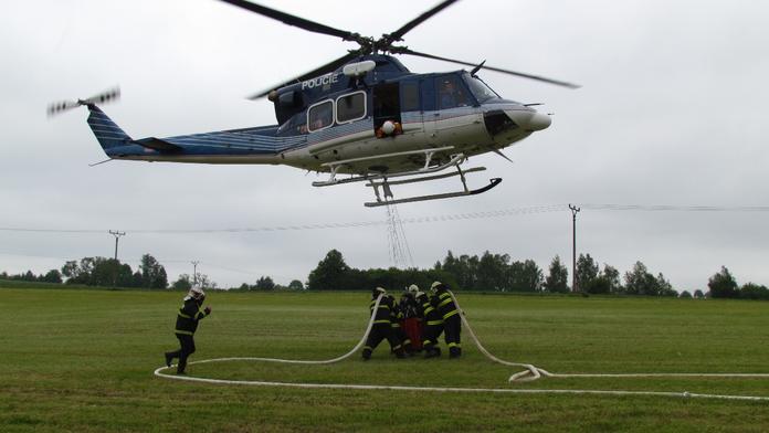 Na Českolipsku zuří lesní požár! Hasit pomáhá policejní vrtulník!