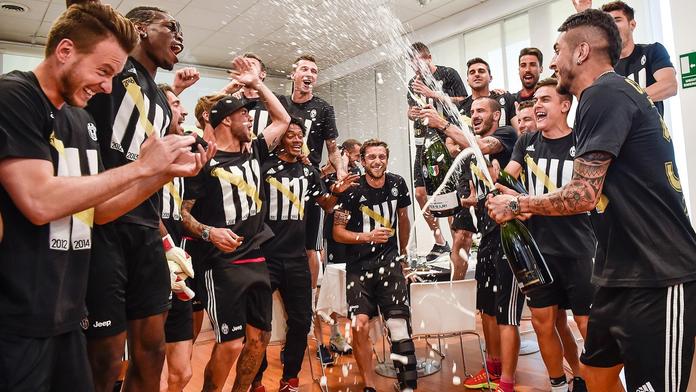 Fotbalisté Juventusu ve slipech! Ligový titul slavili s předstihem