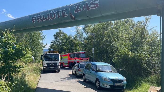 Lidé u koupaliště způsobili dopravní kolaps. Hasičům s nimi došla trpělivost