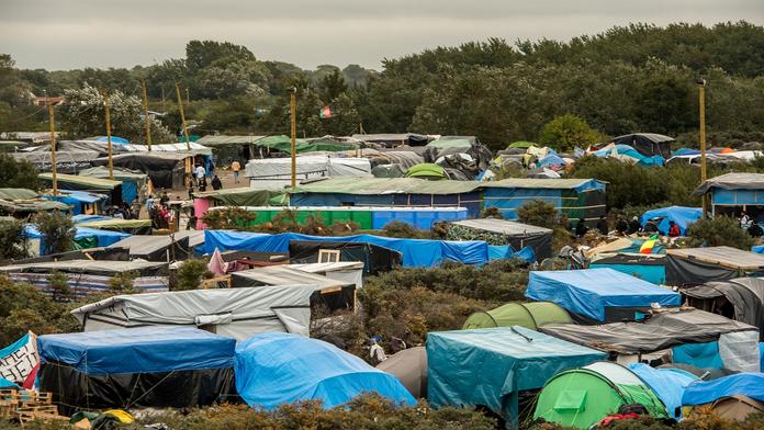 V Calais dál brojí proti uprchlíkům, platí zákaz rozdávat jim jídlo!