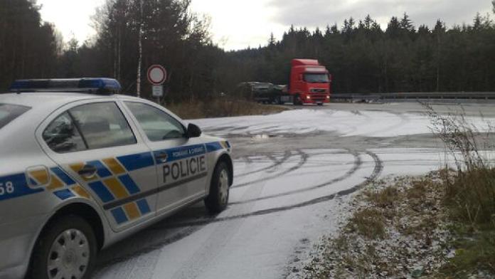 Zloděj z lesního stroje odmontoval světla za 130 tisíc