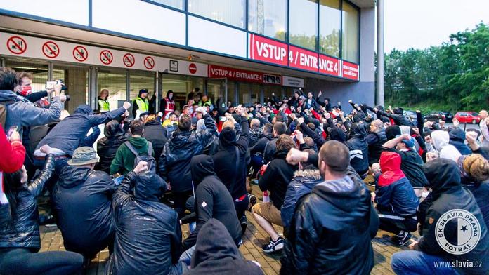 Místo lesa před stadionem. Slávisté se opět dočkali tradiční děkovačky