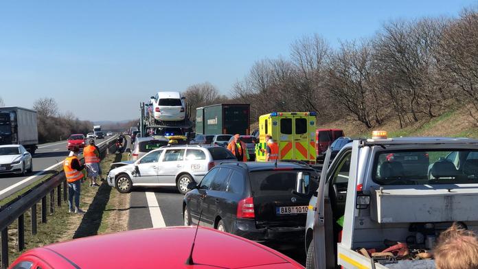 Nebezpečný zlozvyk na silnicích. Způsobí víc nehod než alkohol!