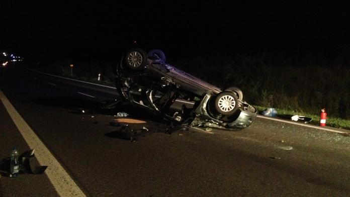 DĚSIVÁ HAVÁRIE: Auto skončilo po nehodě u Velvar na střeše!