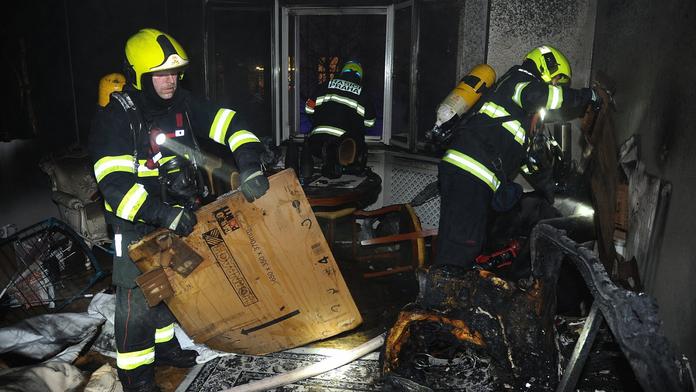 Svíčka shořela i s celým bytem! Hasiči z domu evakuovali 12 lidí