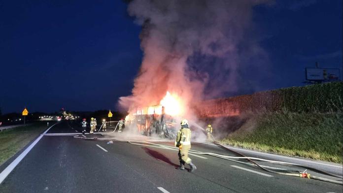 V Polsku shořel autobus jedoucí z Česka. V mžiku jej pohltily plameny