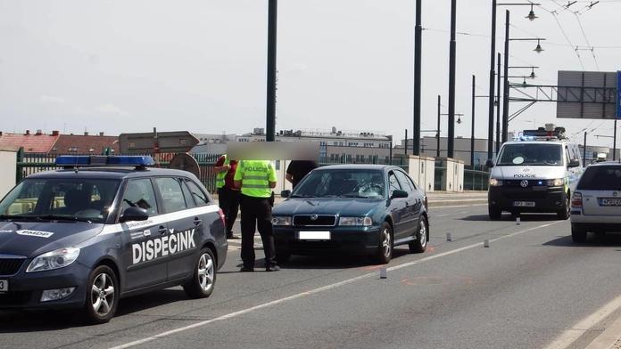 Opilec přebíhal s malým dítětem v náručí silnici, srazilo je auto