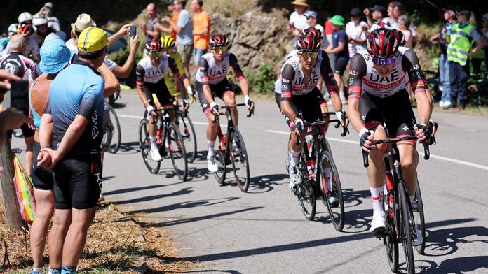 Covid řádí už i na Tour de France. Odnesl to také týmový kolega Pogačara