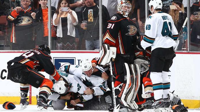 Hertla vyzval gólman! NHL viděla bitku za 165 minut