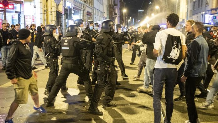 Fanoušci Frankfurtu řádili v ulicích. Policie je musela rozehnat vodními děly