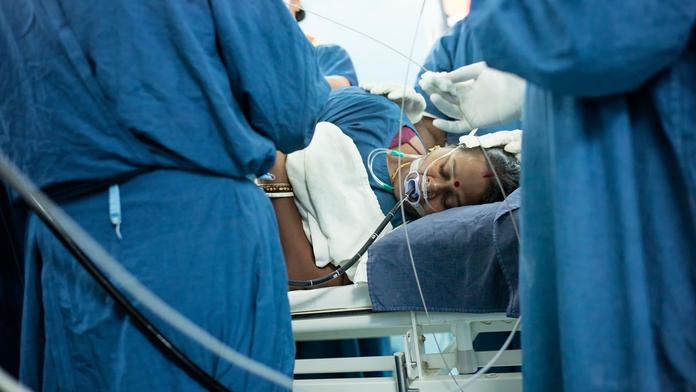 Ženu probudila silná bolest hlavy a škrábání, nález překvapil i doktory