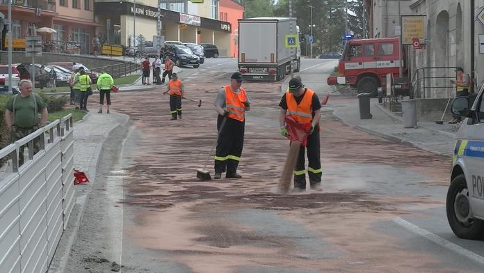 Kamionu se protrhla nádrž. Silnici zaplavily stovky litrů nafty. VIDEO