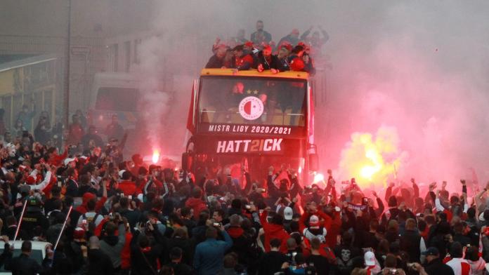 Slavia oslavila titul v autobuse, na Václaváku ji vítaly desítky fanoušků