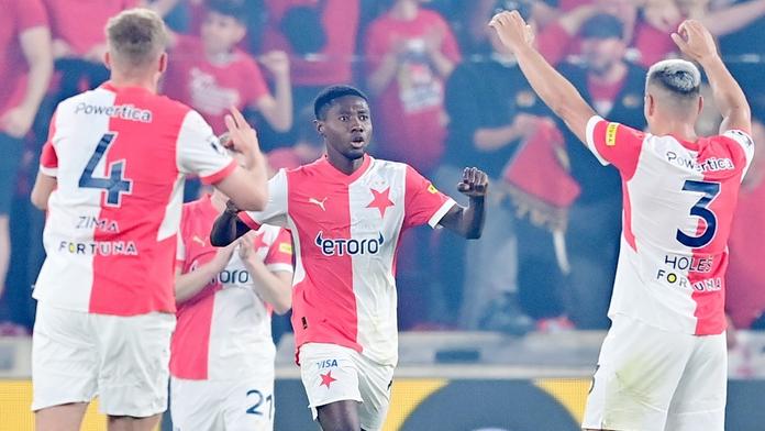 Branka Oscara v derby platit neměla. Nekvalita záběrů, chyboval VAR