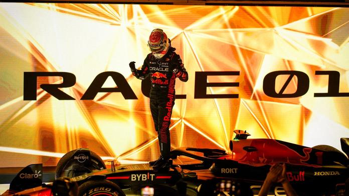 Jezdci Red Bullu ovládli první závod sezony F1. Zvítězil Max Verstappen