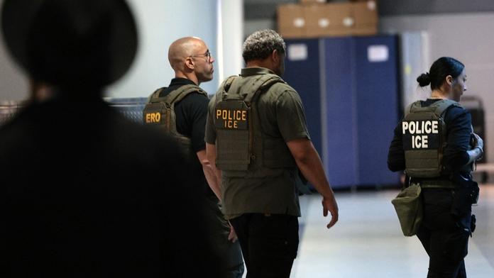 USA hromadně deportují Ukrajince. Některé převáží rovnou na frontu
