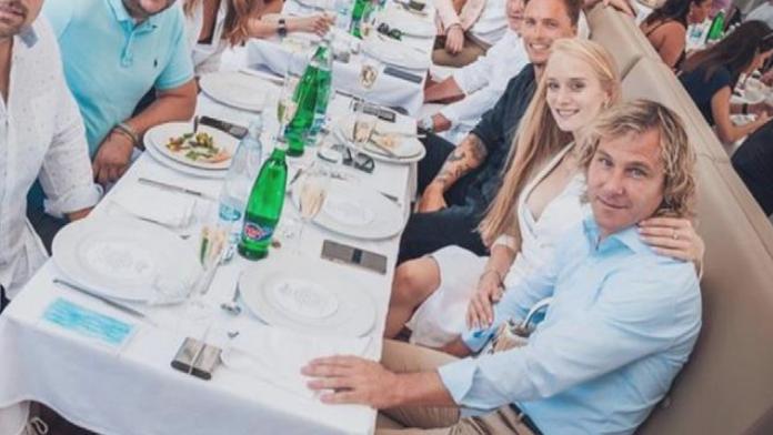 Šťastný pár? Nedvěd se opět ukázal na veřejnosti s mladičkou blondýnou