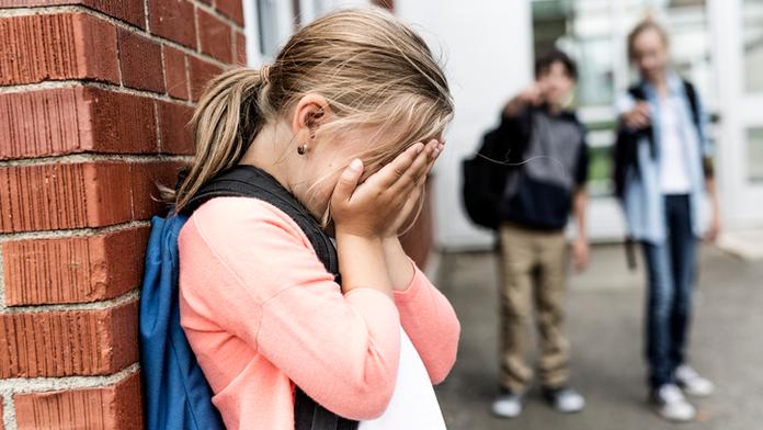 Šikana na hřišti! Dívky holčičku strhly z houpačky, mlátily ji pěstmi