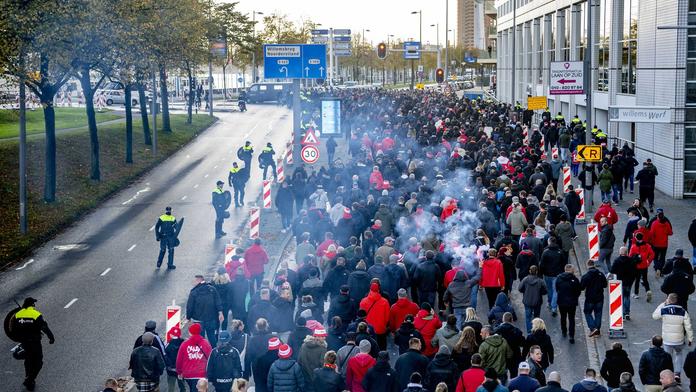 Krev, násilí i psí kousance! Zápas Feyenoordu a Unionu zkazily výtržnosti