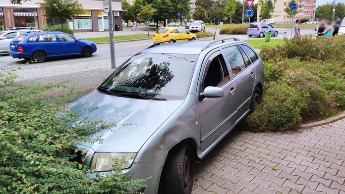 Teprve 15letou dívku srazilo v Plzni auto. Skončila se zraněnou hlavou!