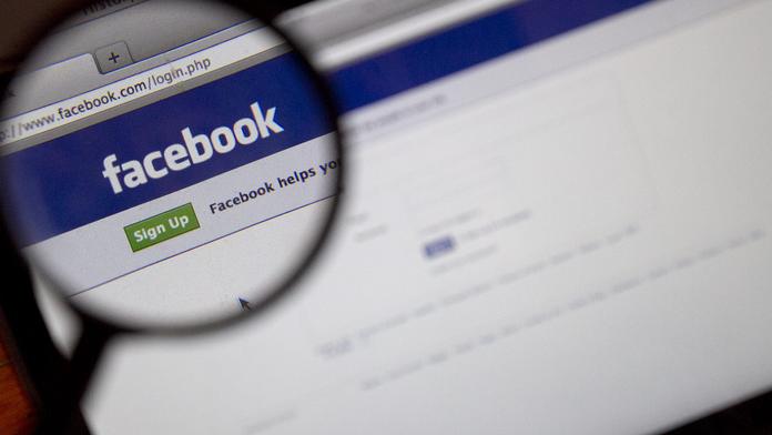 Novinka na Facebooku: Po bradavkách vyhledává software i děti se zbraněmi
