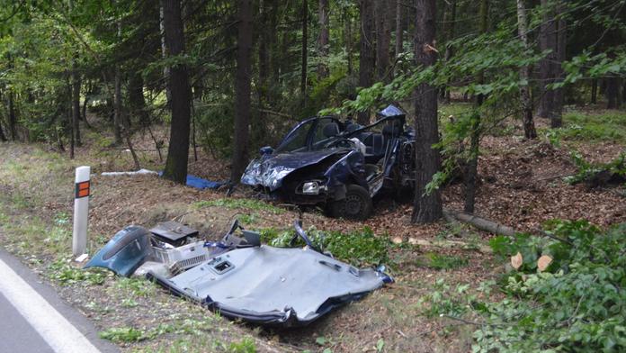 Auto na Rakovnicku vyletělo ze silnice do lesa! Dva mrtví!