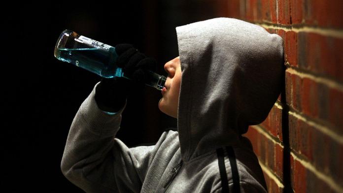 Pomohl školákovi k alkoholu. Ten namol opilý zůstal ležet na ulici