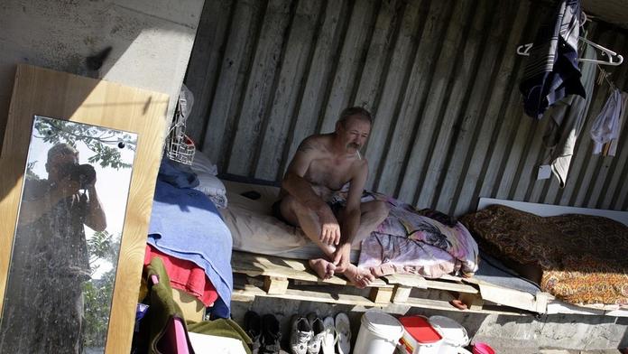 Bezdomovec UBODAL kamaráda. Kvůli přespání. STOJÍ PŘED SOUDEM