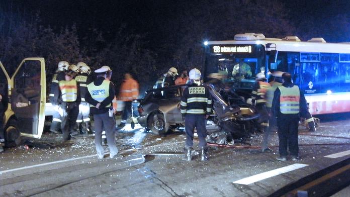 Srážka autobusu s osobákem u Tábora. Tři zranění