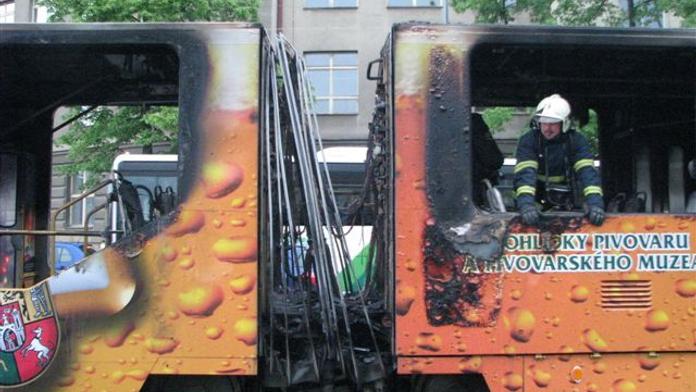 OBRAZEM: V Plzni za jízdy vyhořela tramvaj. Zastavila dopravu