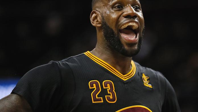 LeBron zvedal diváky ze sedadel, Lillard nasázel Utahu 39 bodů!