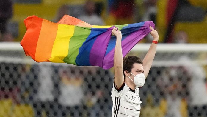 Rozhodnutí UEFA se neobešlo bez dohrávky. Na hřiště vběhl aktivista