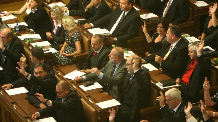 Nečasův kabinet žádá poslance o důvěru