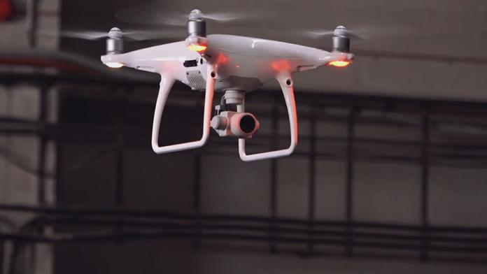 Matku v Anglii vyděsil dron, kterým někdo v noci špehoval oknem dceru