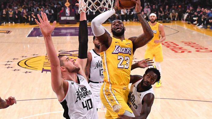 Bitvu o Los Angeles ovládli Clippers, Houston padl s nejhorším týmem