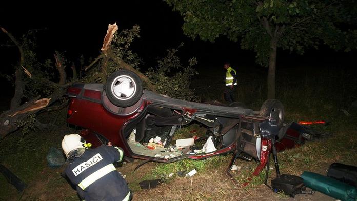 Dva mladí muži v Saabu bourali do stromu, pro jednoho letěl vrtulník