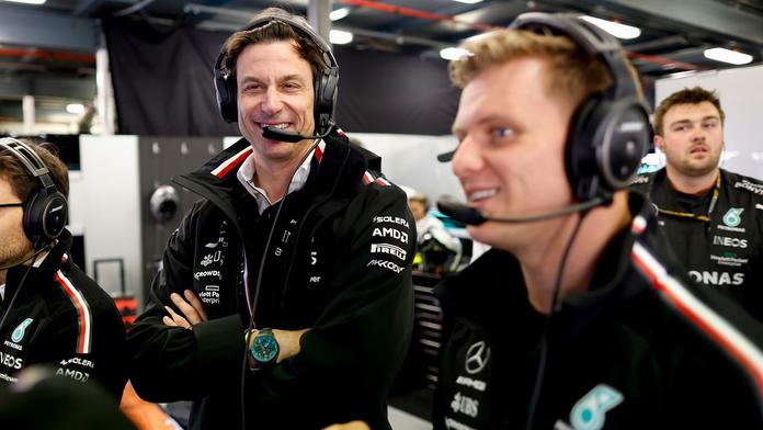 Emotivní vztah Schumachera s inženýry Mercedesu. Pracovali ještě s Michaelem