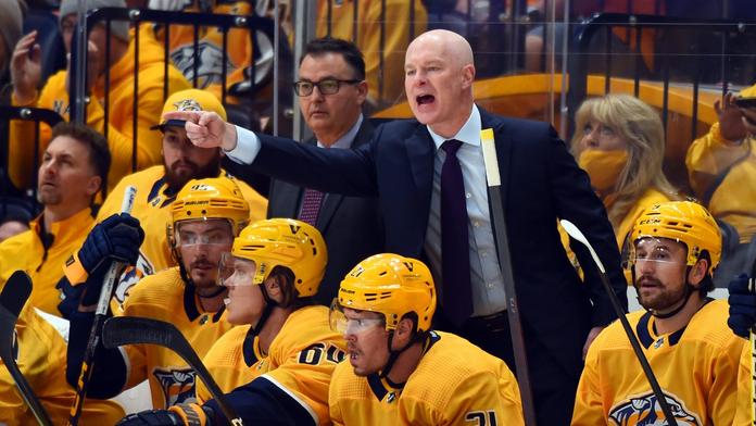 Trenér John Hynes na střídačce Nashvillu