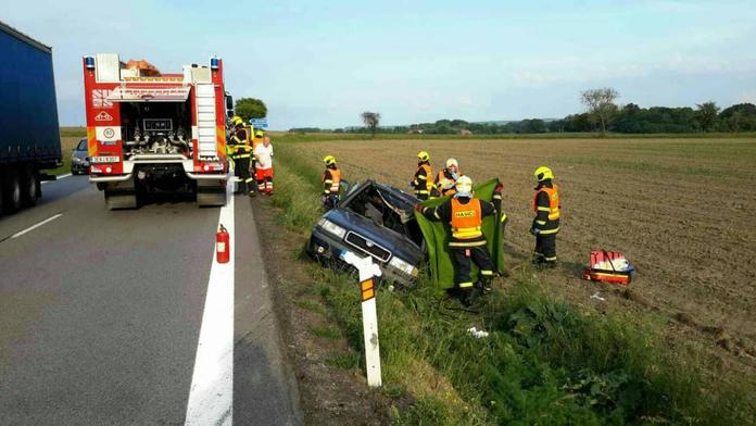 Kamion zezadu smetl felicii. Řidička (†48) na místě zemřela