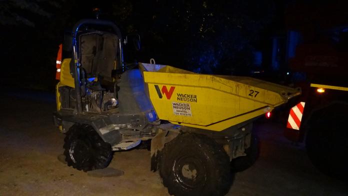 Opilí dělníci jeli stavebním strojem pro vodku, zřítili se do potoka