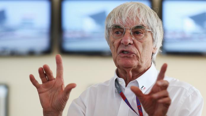 Šéf F1 Ecclestone se zastal pneumatik Pirelli. Nutí piloty přemýšlet, řekl