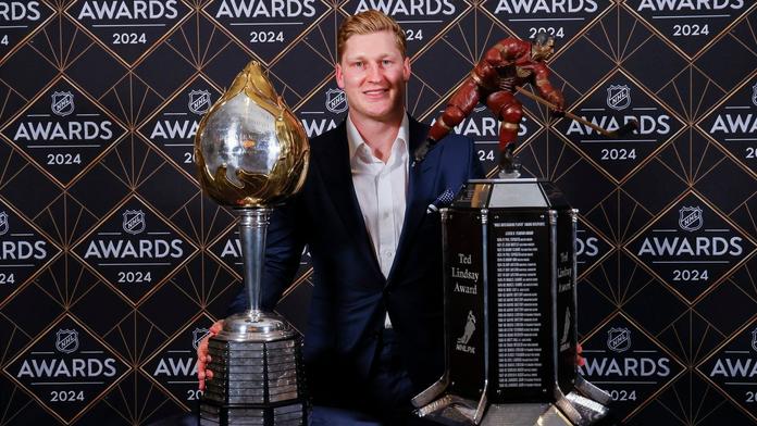 MacKinnon je hráčem sezóny NHL, McDavid bez trofeje. Nováčkem Bedard