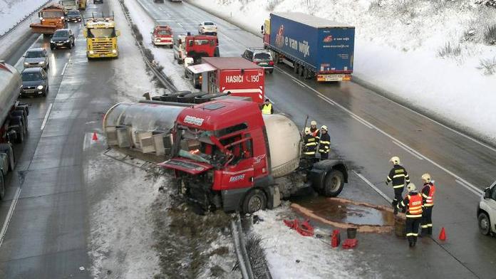Převracená cisterna na D1 blokuje část dálnice ve směru na Prahu i Brno