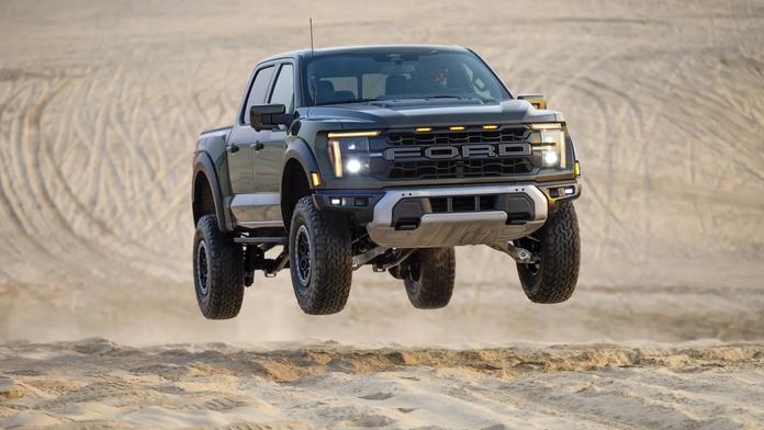 Končí čtyřicetiletá nadvláda? Ford F-150 už není nejprodávanějším vozem v USA, překonal ho hybrid