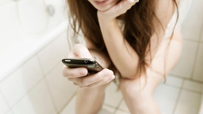 Šokující studie! Mobily jsou plné bakterií a špinavější než záchod