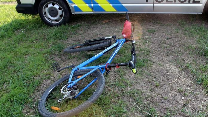 Cyklista ležel mrtvý v příkopu. Co se mu stalo, není jasné