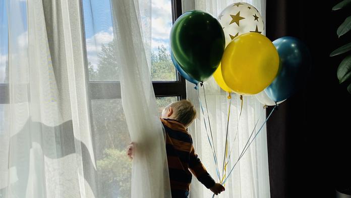 Dítě s nafukovacími balonky
