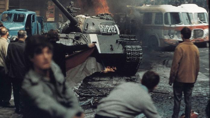 Hořící sovětský tank v Praze, 21. srpna 1968